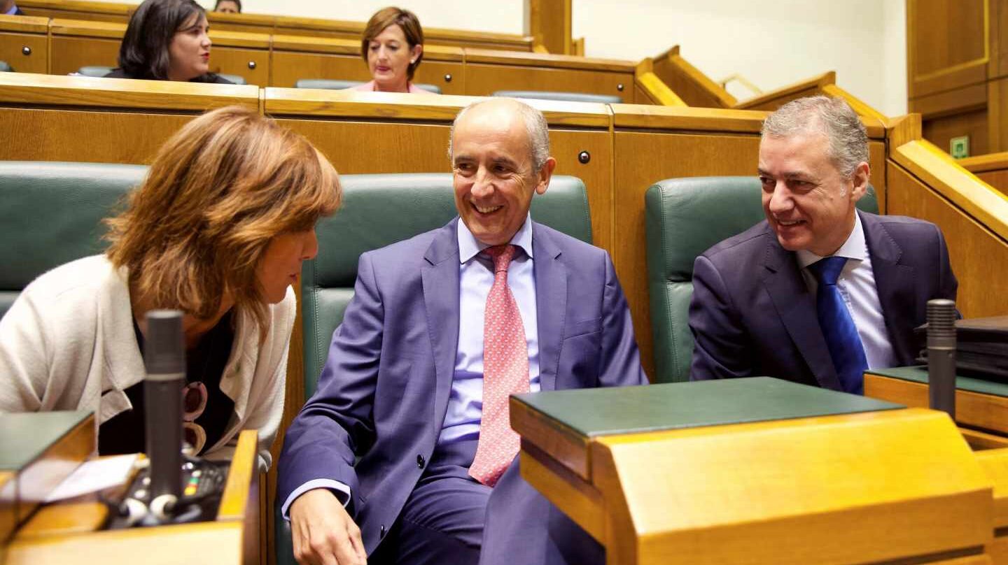El lehendakari, Iñigo Urkullu, conversa con sus consejeros de Autogobierno y Educación en el Parlamento Vasco.