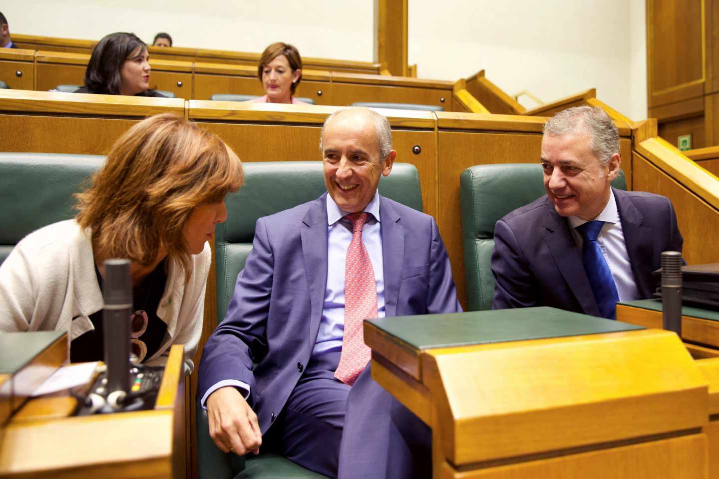 El lehendakari, Iñigo Urkullu, conversa con sus consejeros de Autogobierno y Educación en el Parlamento Vasco.