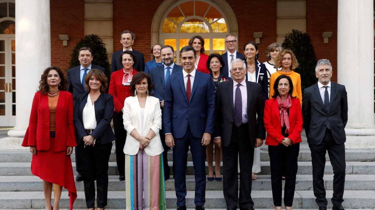 Los ministros posan con el presidente Pedro Sánchez en la Moncloa.