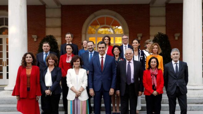 Los ministros posan con el presidente Pedro Sánchez en la Moncloa.