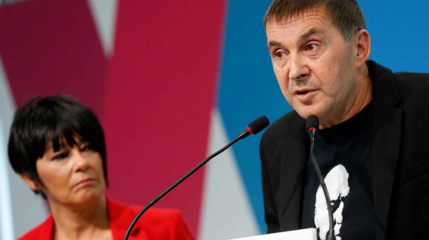 El coordinador general de EH Bildu, Arnaldo Otegi, junto a Maddalen Iriarte.