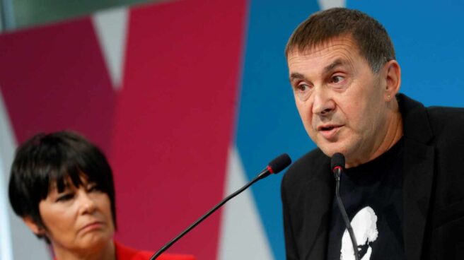 El coordinador general de EH Bildu, Arnaldo Otegi, junto a Maddalen Iriarte. El coordinador general de EH Bildu, Arnaldo Otegi, junto a Maddalen Iriarte.