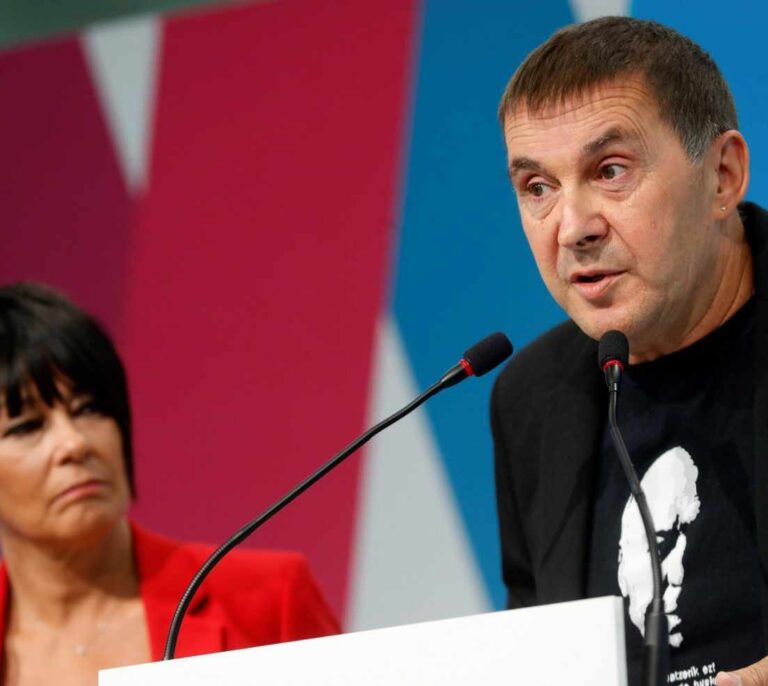 Bildu anuncia iniciativas en todas las instituciones para "abolir" la monarquía