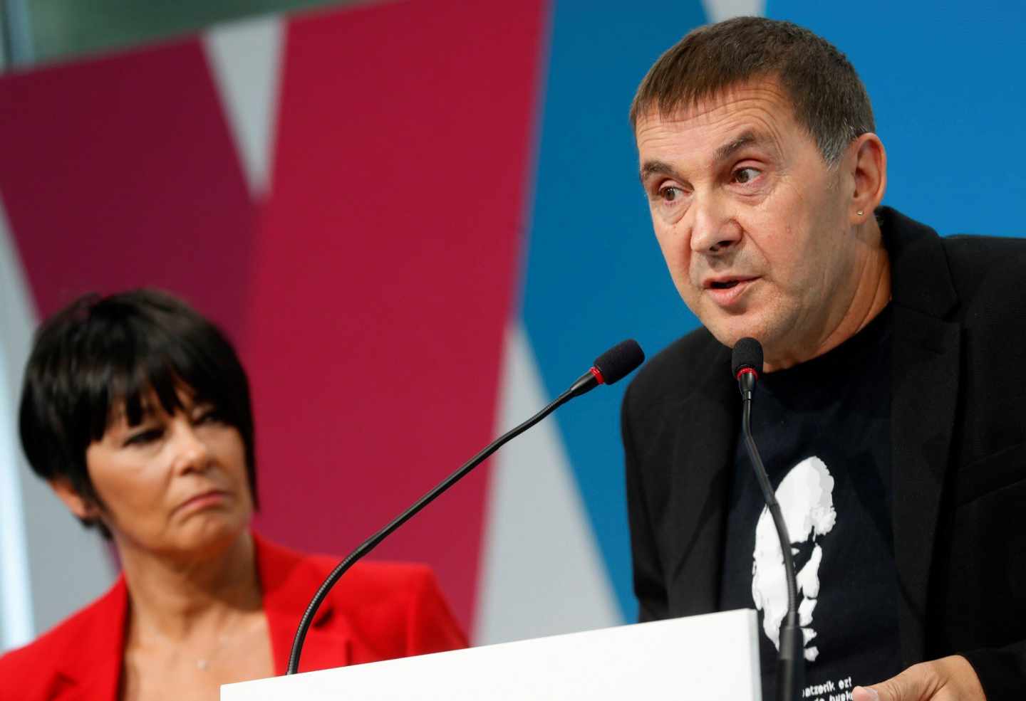 El coordinador general de EH Bildu, Arnaldo Otegi, junto a Maddalen Iriarte.