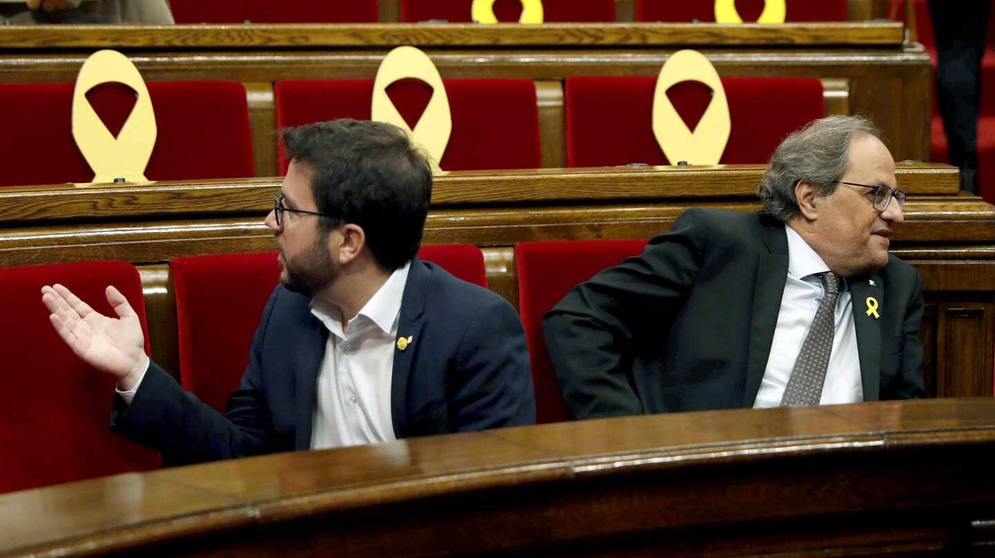 El presidente de la Generalitat, Quim Torra, y el vicepresidente, Pere Aragonès al inicio del pleno del Parlament.
