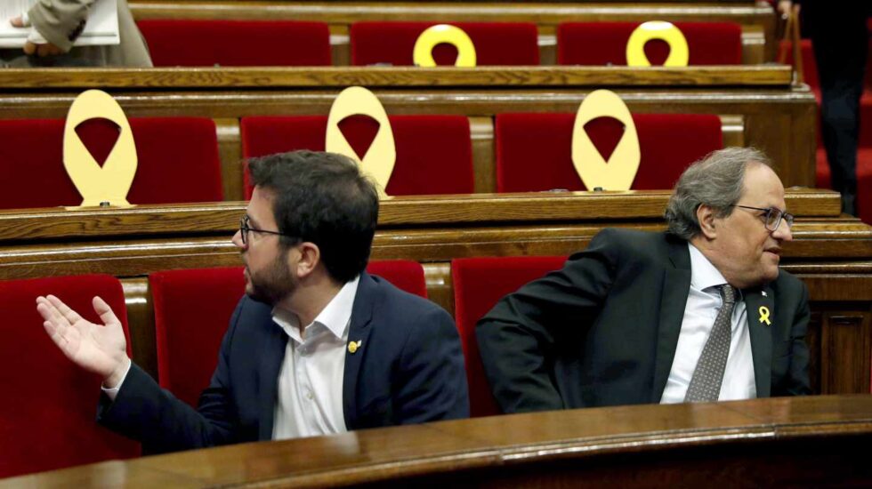 El presidente de la Generalitat, Quim Torra, y el vicepresidente, Pere Aragonès al inicio del pleno del Parlament.
