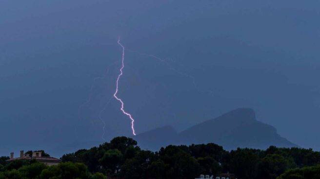 Un rayo cae sobre la isla de Dragonera, en Mallorca.