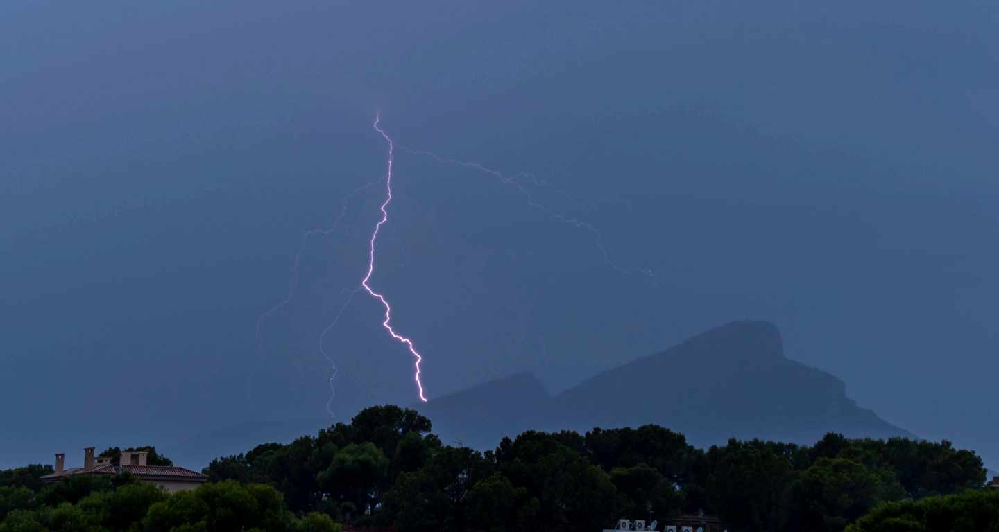 Un rayo cae sobre la isla de Dragonera, en Mallorca.