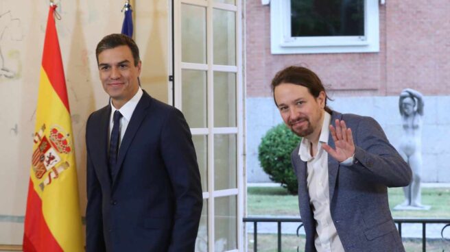 Pedro Sánchez y Pablo Iglesias acuerdo Gobierno podemos presupuestos bancos impuesto hipotecario Pedro Sánchez y Pablo Iglesias firman el acuerdo para los presupuestos.