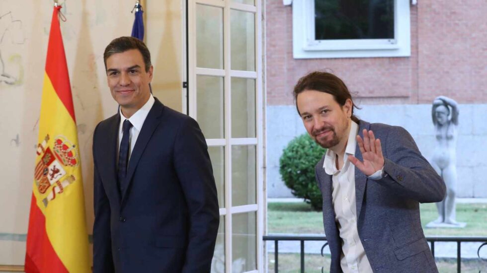 Pedro Sánchez y Pablo Iglesias firman el acuerdo para los presupuestos.
