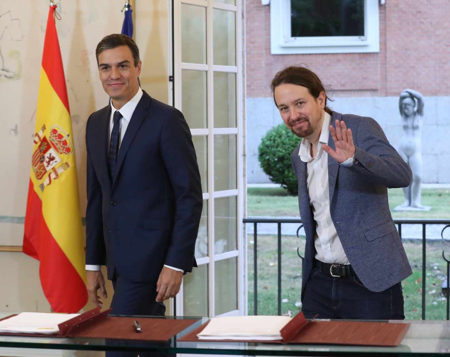 Pedro Sánchez y Pablo Iglesias firman el acuerdo para los presupuestos.