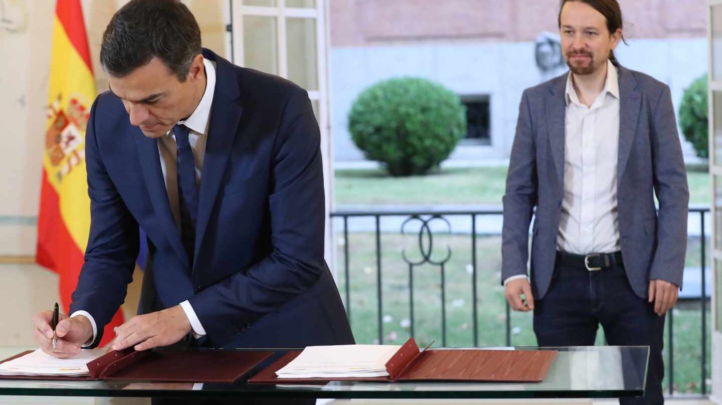 Pedro Sánchez y Pablo Iglesias firman los presupuestos.