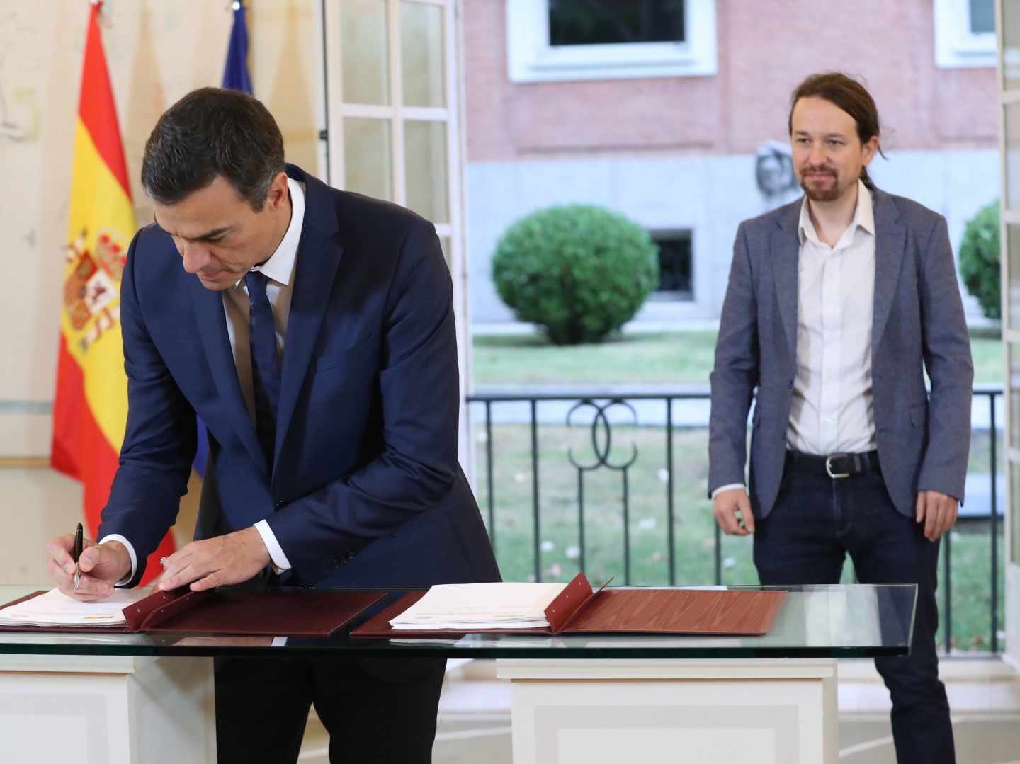 Pedro Sánchez y Pablo Iglesias firman los presupuestos.