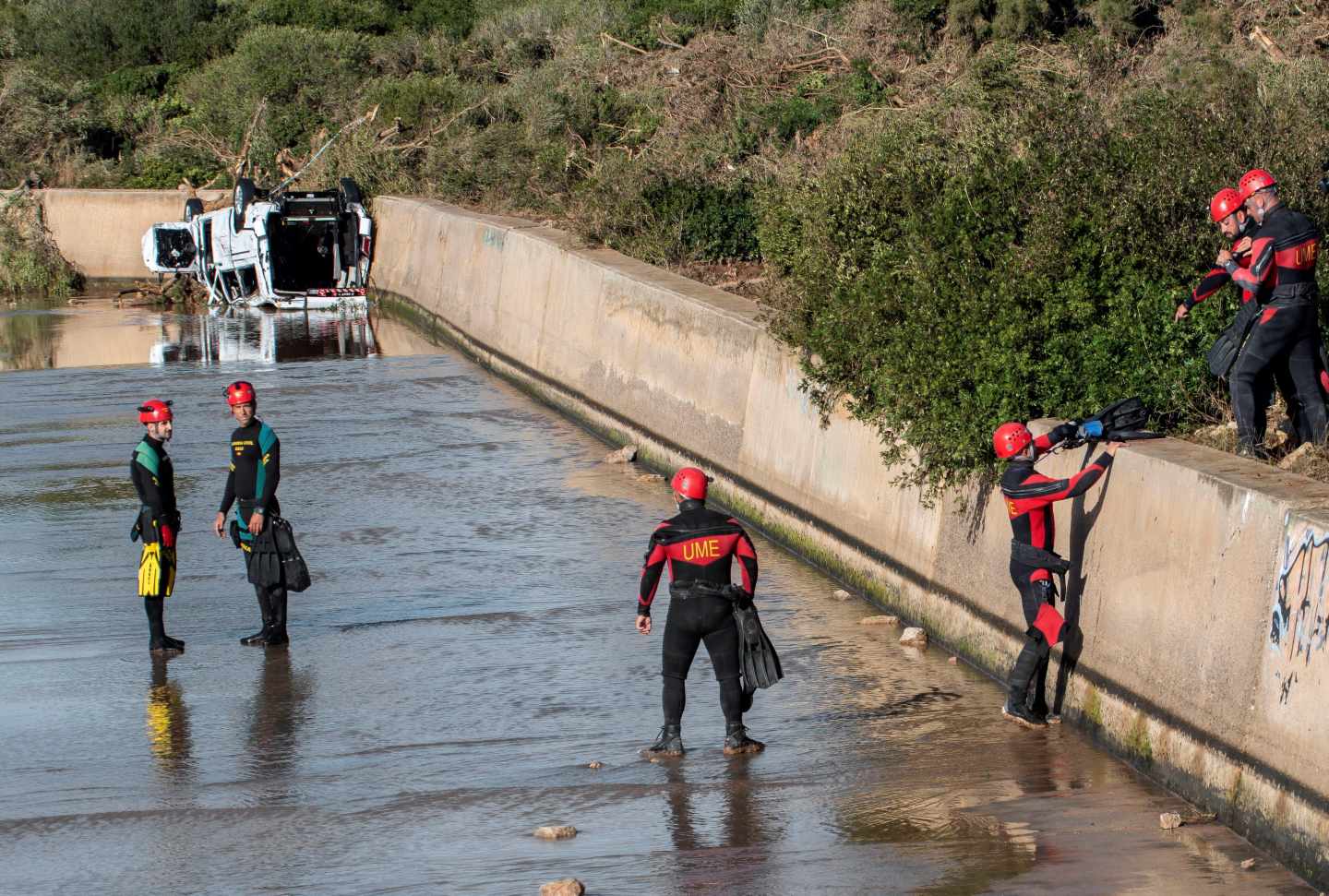 Los equipos de rescate de la Unidad Militar de Emergencias trabajando en la búsqueda de los desaparecidos en Mallorca.
