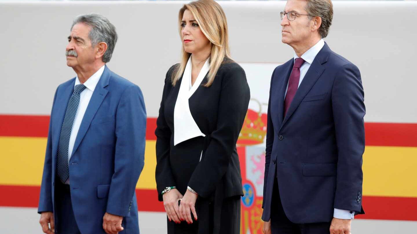Susana Díaz, entre Miguel Ángel Revilla y Alberto Nuñez-Feijóo en el desfile de la Fiesta Nacional.
