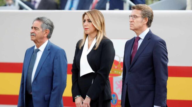 Susana Díaz, entre Miguel Ángel Revilla y Alberto Nuñez-Feijóo en el desfile de la Fiesta Nacional.