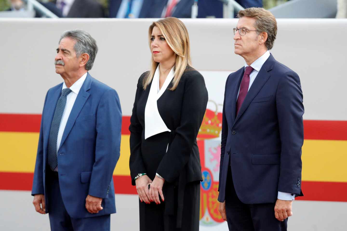 Susana Díaz, entre Miguel Ángel Revilla y Alberto Nuñez-Feijóo en el desfile de la Fiesta Nacional.