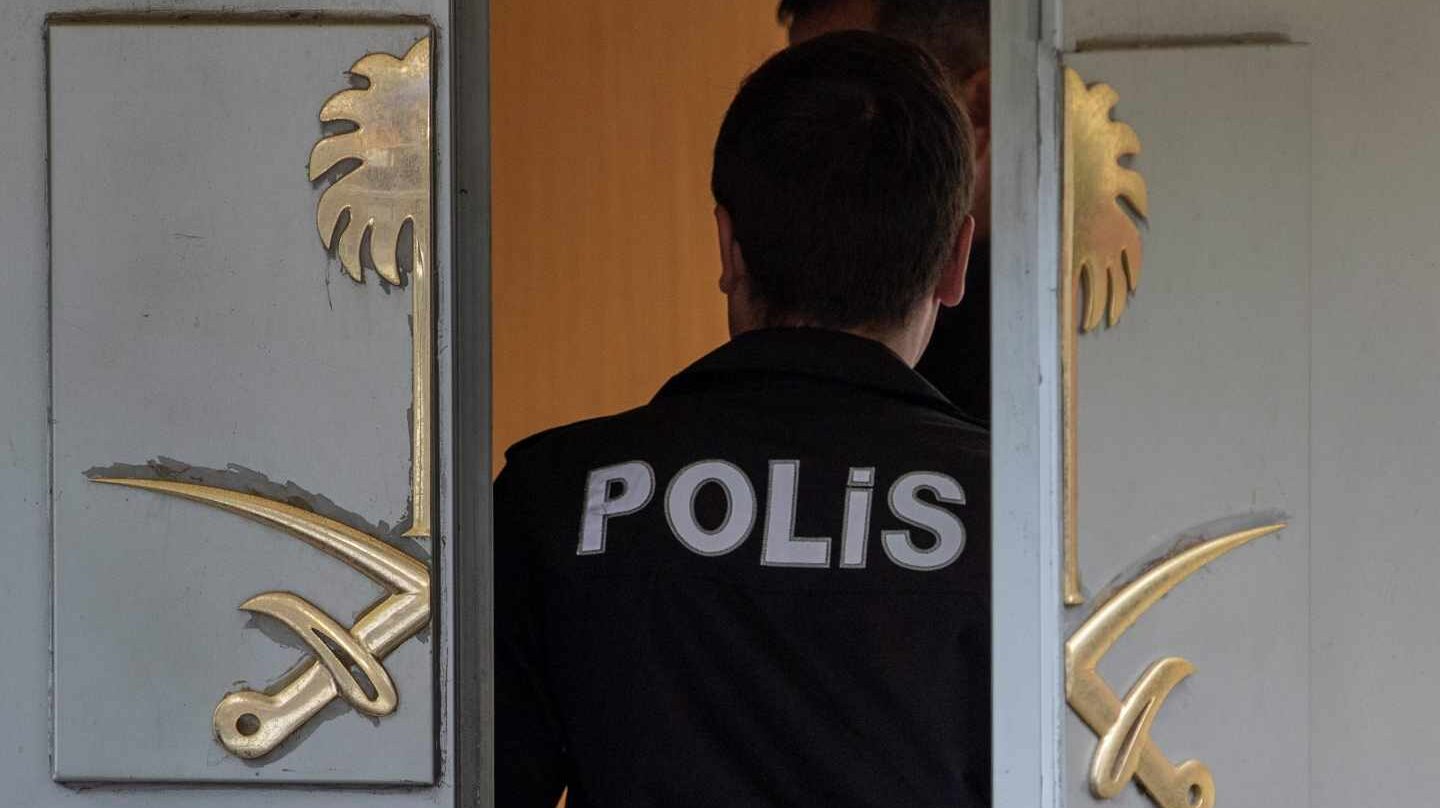 Un policía turco entra en el consulado de Arabia Saudí en Estambul.