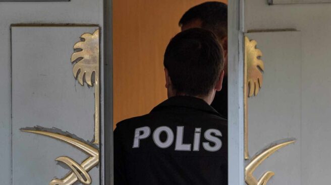 Un policía turco entra en el consulado de Arabia Saudí en Estambul.