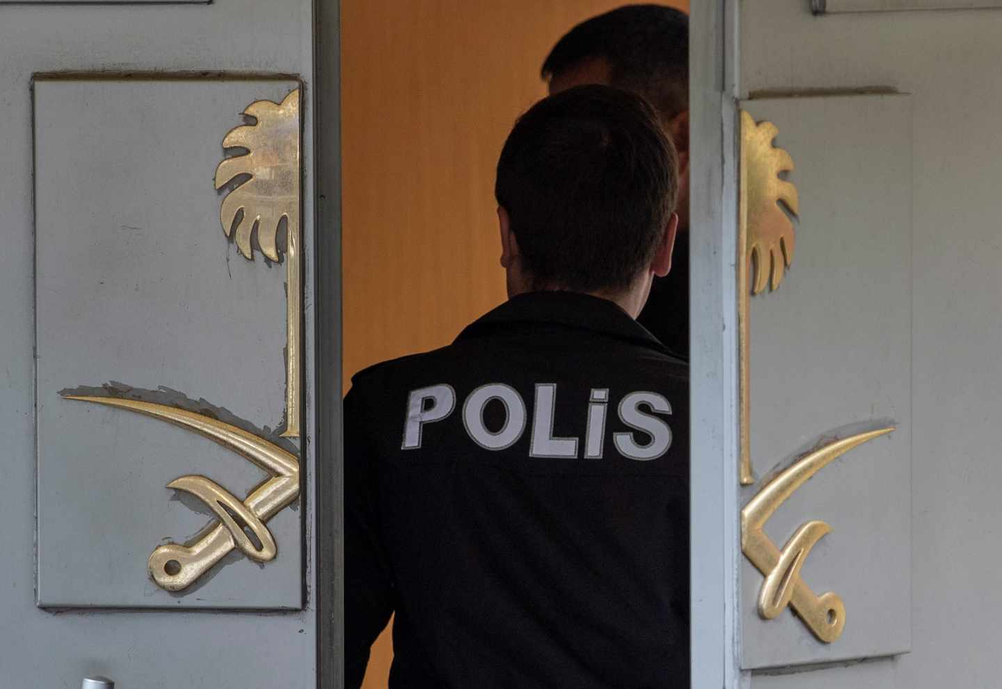 Un policía turco entra en el consulado de Arabia Saudí en Estambul.