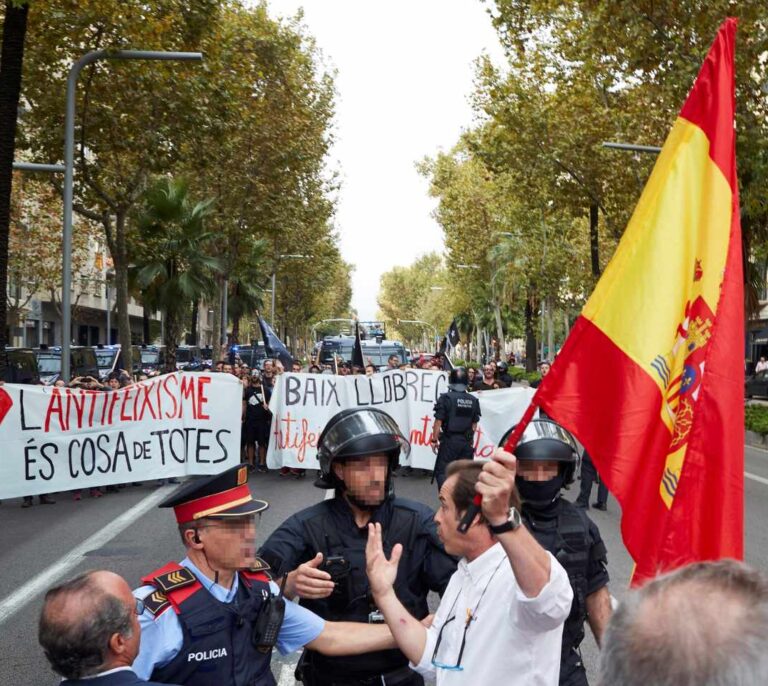 Los Mossos impiden que miembros de Arran revienten la marcha constitucionalista