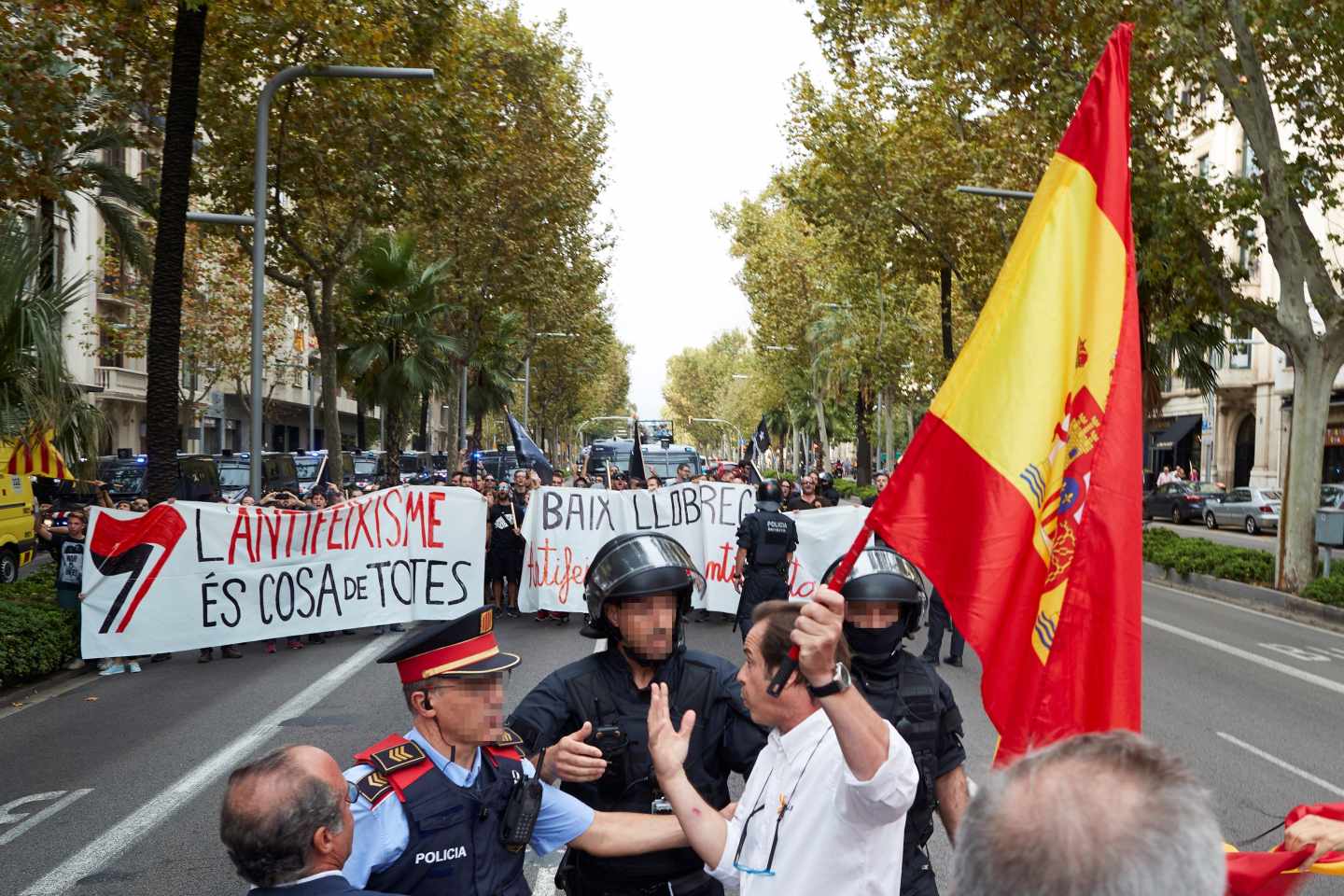 Los Mossos impiden que miembros de Arran revienten la marcha constitucionalista