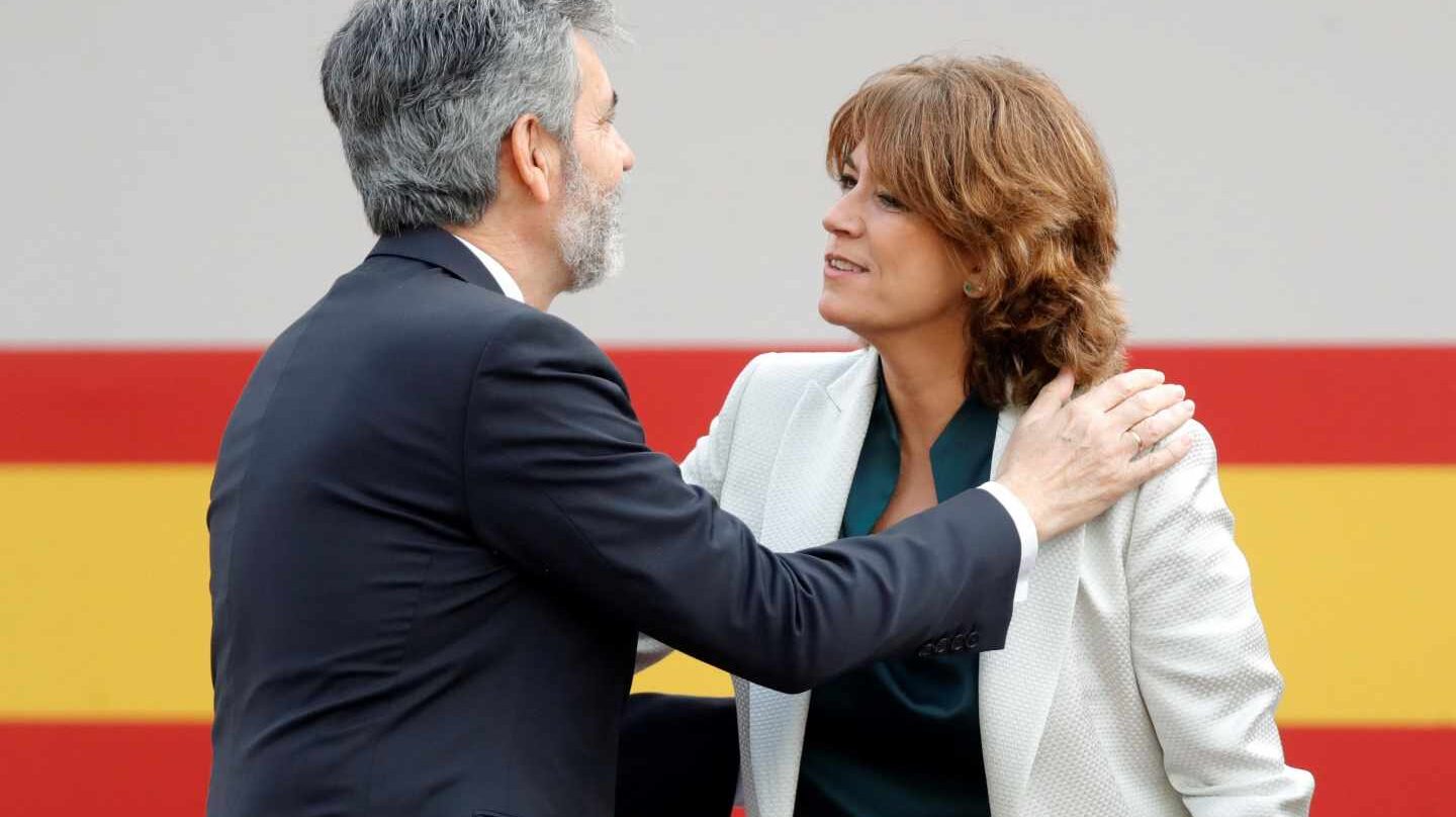 El presidente del Tribunal Supremo, Carlos Lesmes, saluda a la ministras de Justicia, Dolores Delgado.