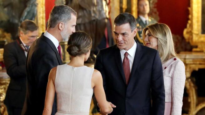Moncloa culpa a la Casa Real del error de Sánchez y su esposa en el besamanos