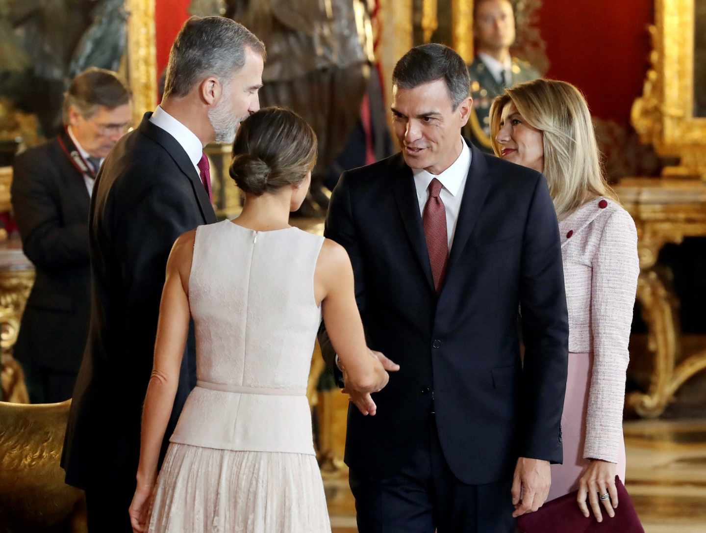 Moncloa culpa a la Casa Real del error de Sánchez y su esposa en el besamanos