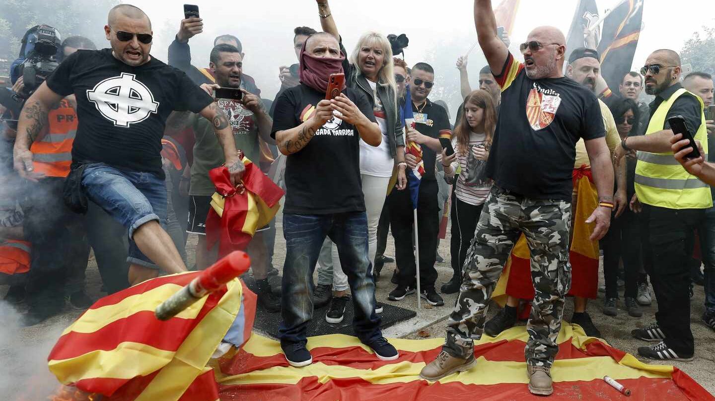 Manifestantes en Montjuic queman banderas independentistas catalanas.