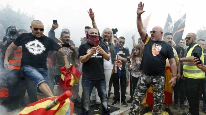 Manifestantes en Montjuic queman banderas independentistas catalanas.
