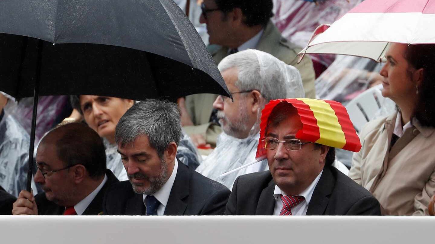 Guillermo Fernández Vara, durante el desfile del Día de la Hispanidad.