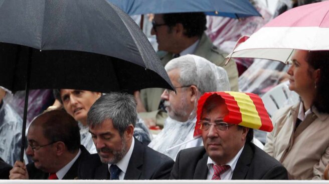 Guillermo Fernández Vara, durante el desfile del Día de la Hispanidad.