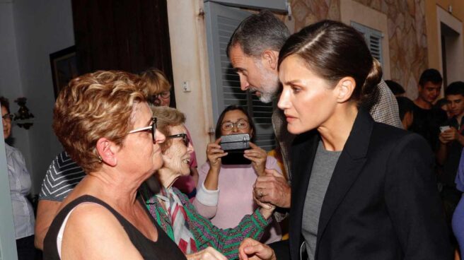 Los reyes Felipe y Letizia conversan con vecinos de Sant Llorenç des Cardassar.