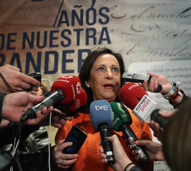 Margarita Robles considera una "falta de respeto" los abucheos a Sánchez