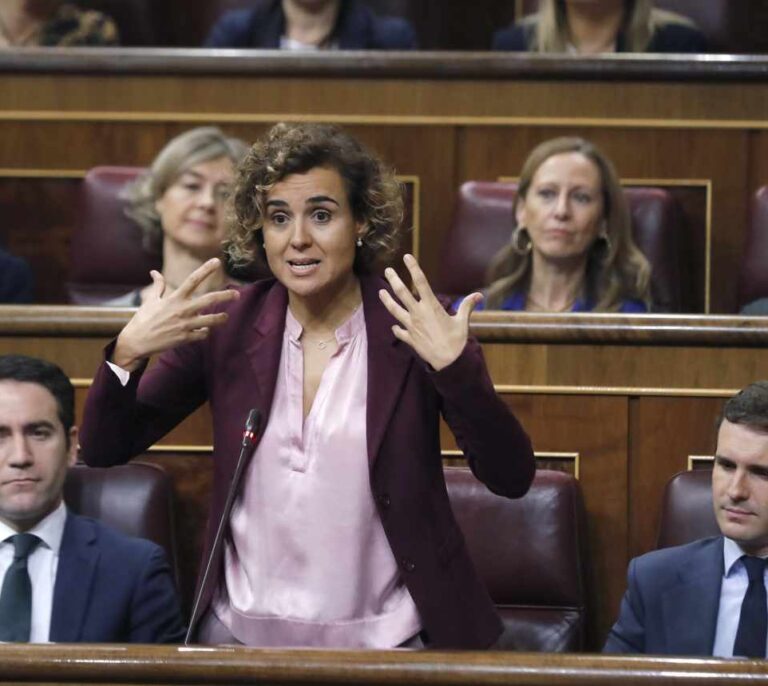 Dolors Montserrat se lía en el Congreso: herriko tabernas, prostitutas y la Luna