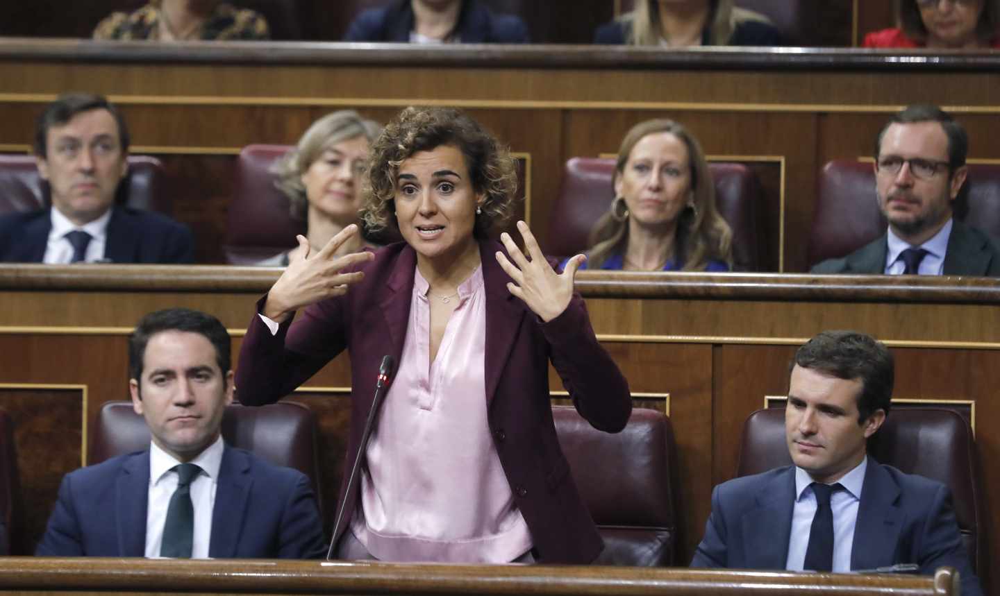 Dolors Montserrat se lía en el Congreso: herriko tabernas, prostitutas y la Luna