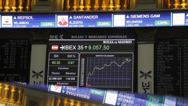 ibex_bancos Pantallas de cotización en el interior de la Bolsa de Madrid.