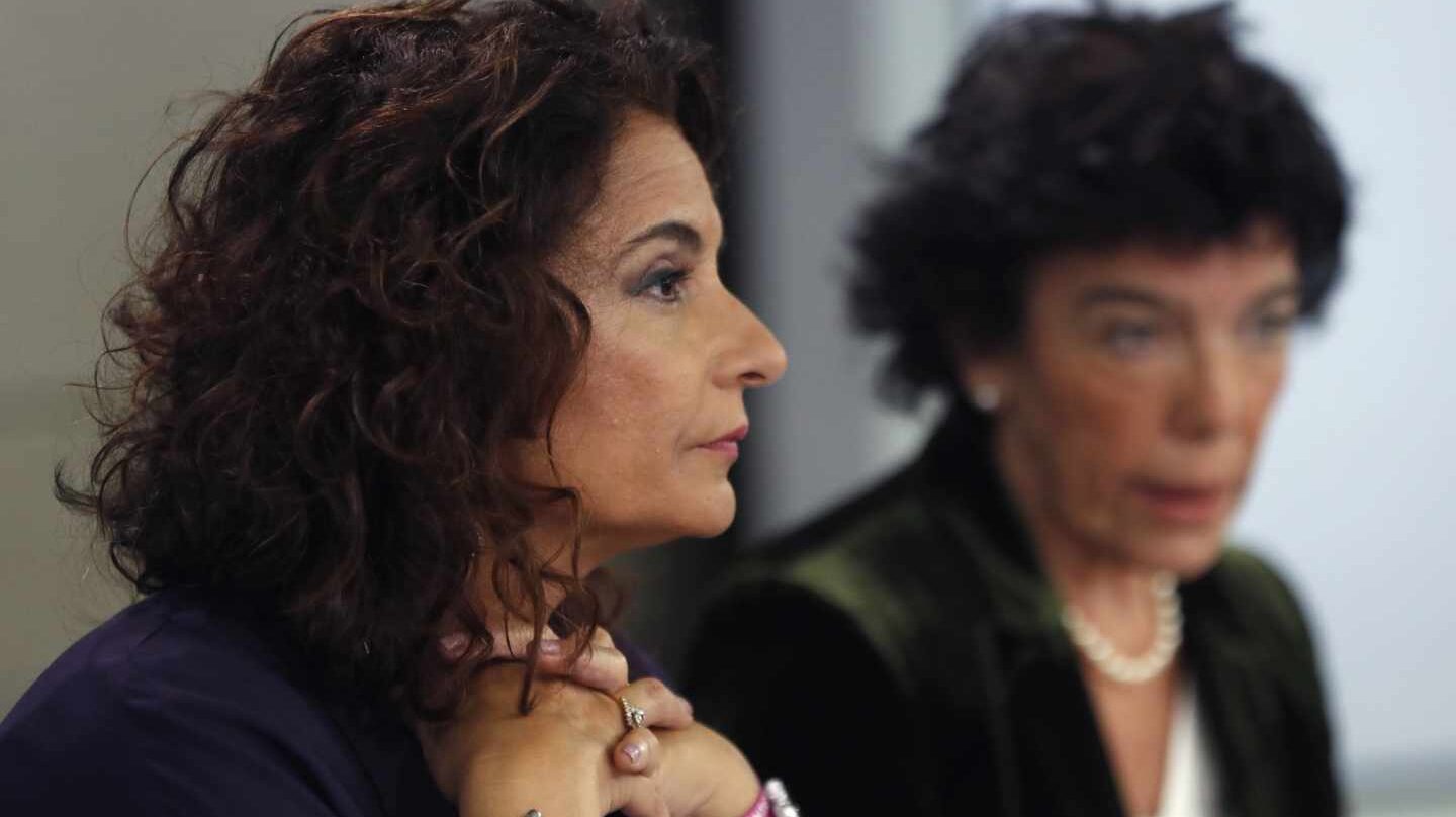 La ministra de Hacienda, María Jesús Montero, y la portavoz del Gobierno, Isabel Celaá.