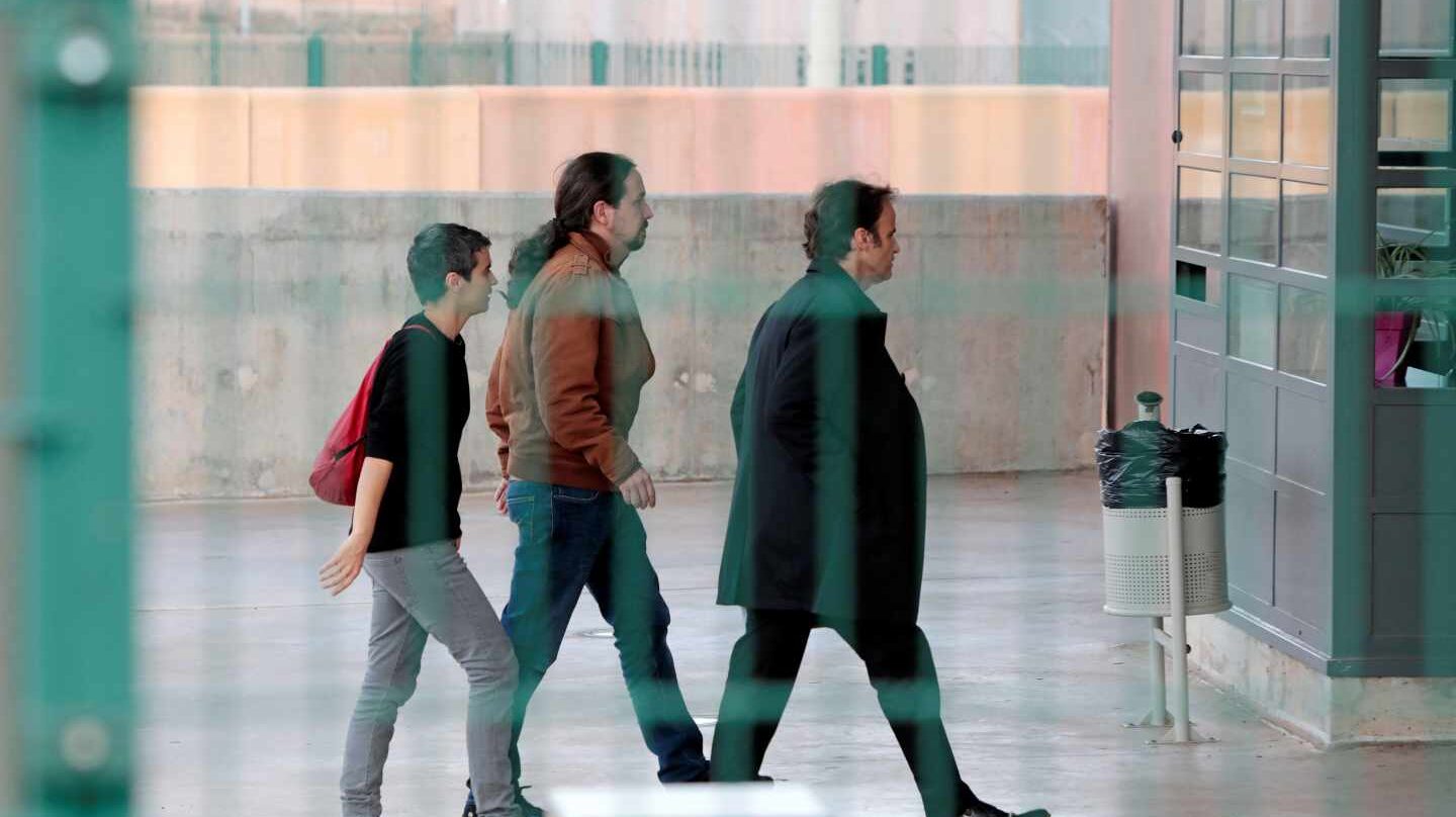 Pablo Iglesias, Lucía Martinez y Jaume Asens entrando en la prisión de Lledoners para reunirse con Oriol Junqueras.