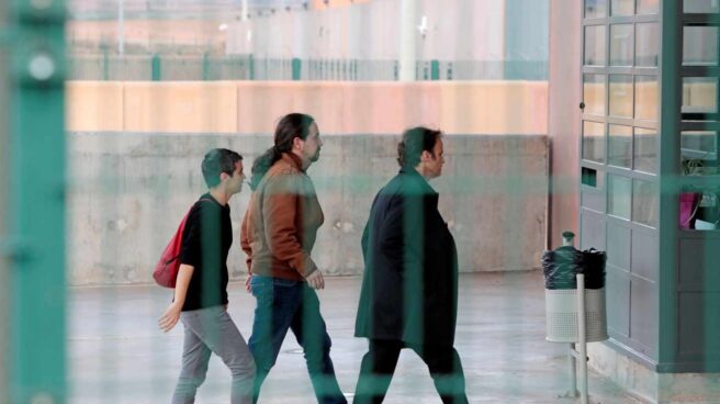 636755646956170152 Pablo Iglesias, Lucía Martinez y Jaume Asens entrando en la prisión de Lledoners para reunirse con Oriol Junqueras.