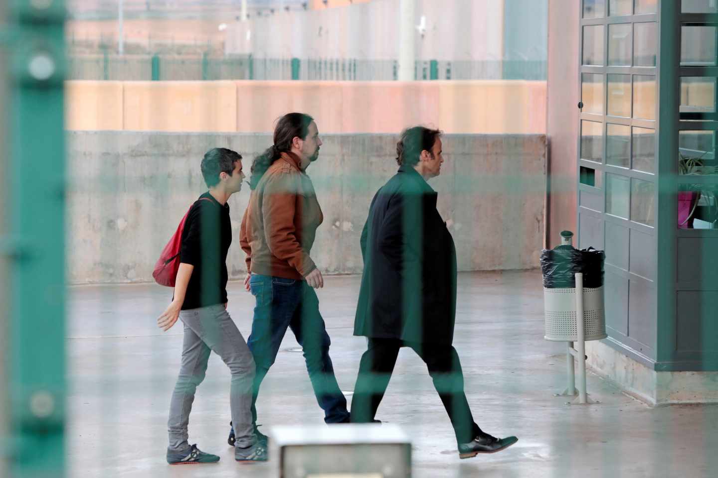 Pablo Iglesias, Lucía Martinez y Jaume Asens entrando en la prisión de Lledoners para reunirse con Oriol Junqueras.