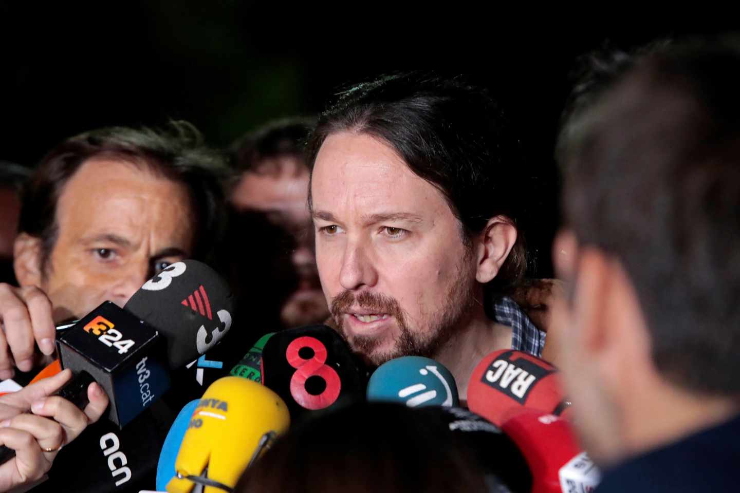 Iglesias hablará por teléfono con Puigdemont tras su reunión con Junqueras