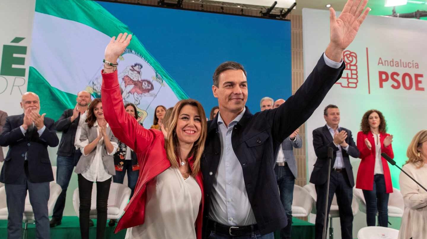 La presidenta andaluza, Susana Díaz, y el presidente del Gobierno, Pedro Sánchez, saludan al inicio de la reunión del comité director del PSOE-A hoy en Sevilla, donde Díaz será nombrada candidata a las elecciones andaluzas.