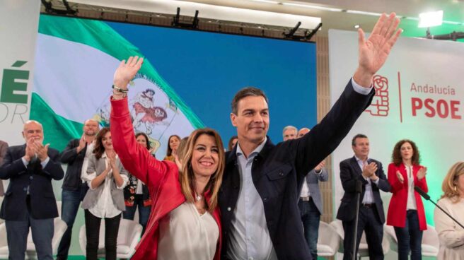 La presidenta andaluza, Susana Díaz, y el presidente del Gobierno, Pedro Sánchez, saludan al inicio de la reunión del comité director del PSOE-A hoy en Sevilla, donde Díaz será nombrada candidata a las elecciones andaluzas.