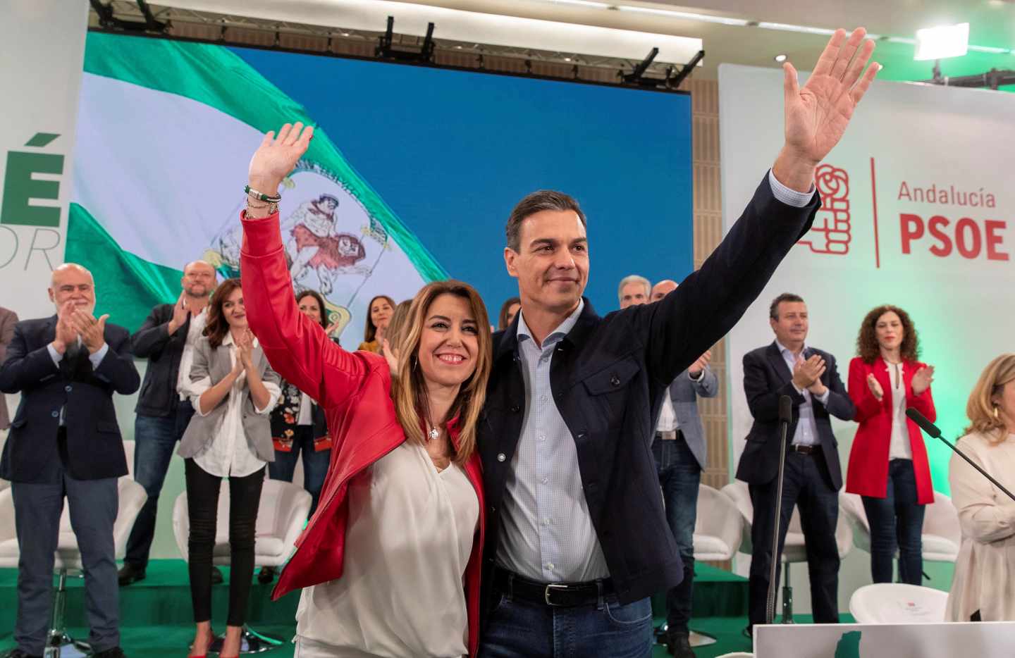 La presidenta andaluza, Susana Díaz, y el presidente del Gobierno, Pedro Sánchez, saludan al inicio de la reunión del comité director del PSOE-A hoy en Sevilla, donde Díaz será nombrada candidata a las elecciones andaluzas.