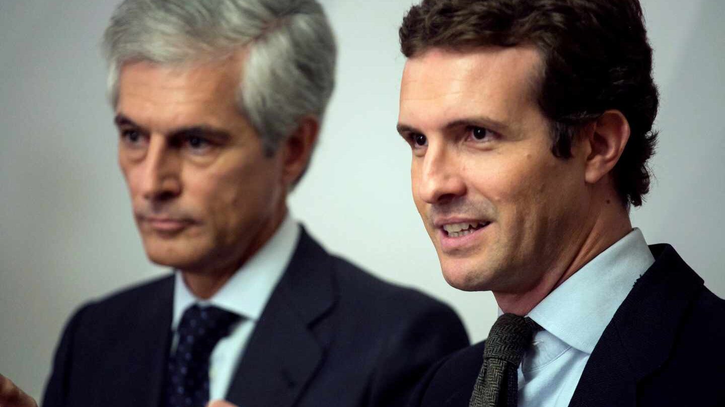 El presidente del Partido Popular, Pablo Casado junto a Suárez Illana