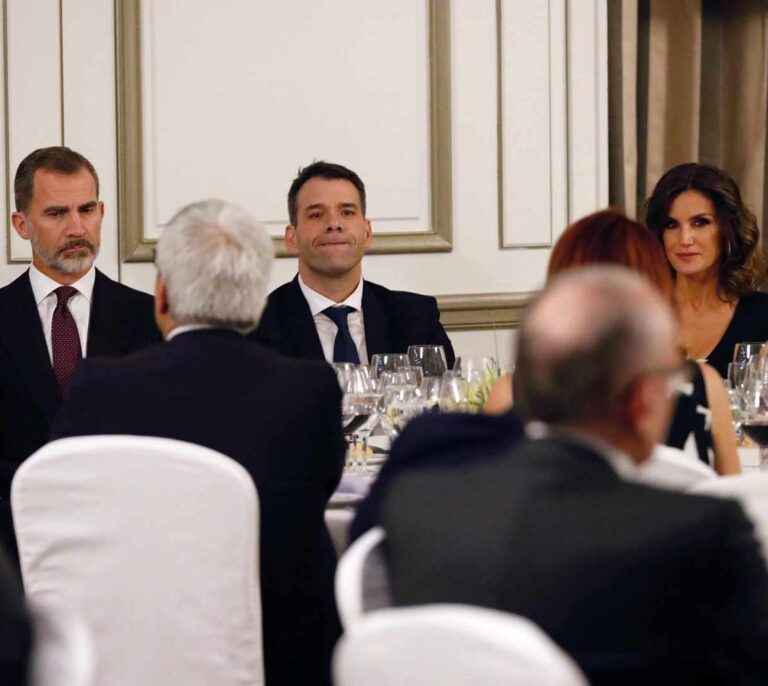 El Rey defiende la verdad en el periodismo en la entrega a Amón del Cerecedo