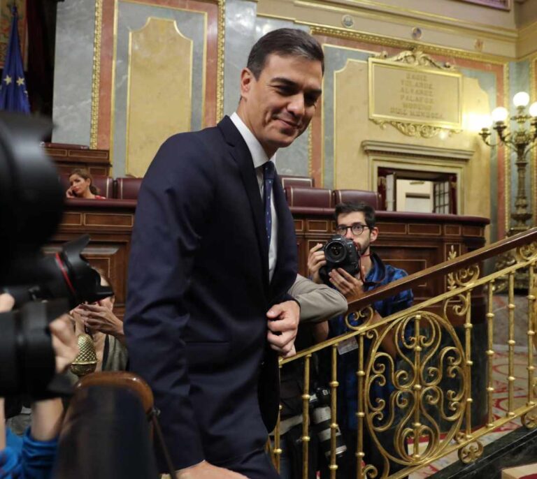 Sánchez amenaza con romper con Casado por responsabilizarle del "golpe" catalán