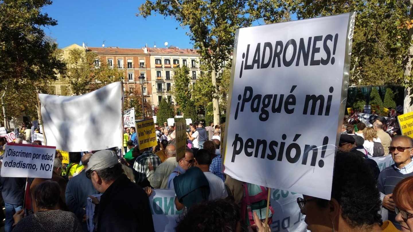 Protestas ante el Tribunal Supremo por las pensiones y el fallo de las hipotecas.
